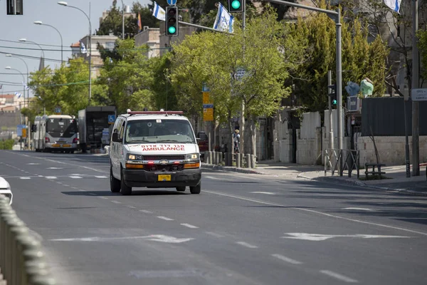 Kudüs İsrail Nisan 2021 Öğleden sonra Kudüs caddesinde bir ambulansın görüntüsü