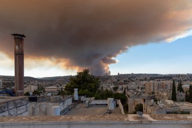 Kudüs, İsrail - 15 Ağustos 2021: İki İsrailli itfaiyeci Kudüs yakınlarındaki bir orman yangınına son verdiler.