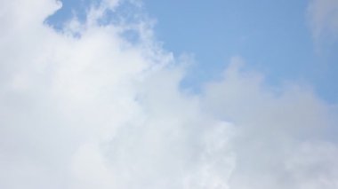 Mavi gökyüzündeki bulutlar kararırken uzun bir zaman dilimi