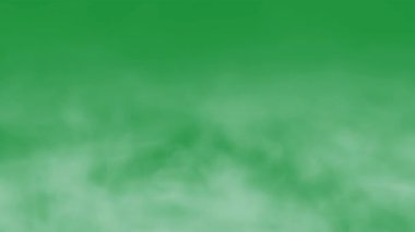 Beyaz buhar döner ve tavadan yükselir. Çerçevenin arkasındaki büyük bir çömlekten beyaz duman yükselir. İzole edilmiş yeşil cilt arkaplanı.