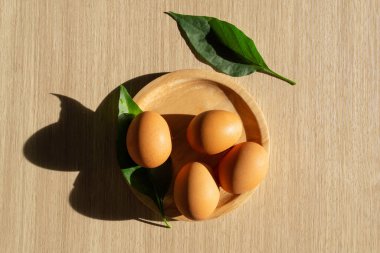 Tahta tepsiye yerleştirilmiş tavuk yumurtaları.