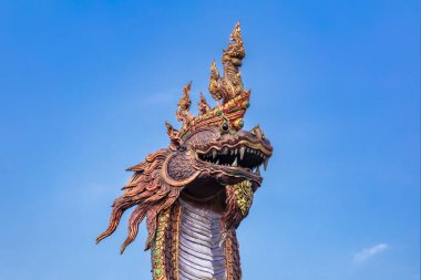 Tayland ve Budist kültürünün efsanevi yılanımsı yaratığı Naga 'nın büyük heykeli, Wat Nok Prok tapınağında, Bangkok, Tayland.