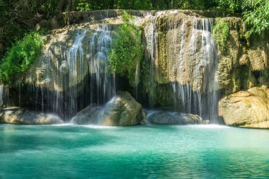 Erawan Şelalesi, Tayland, Kanchanaburi 'deki Erawan Falls Ulusal Parkı' ndaki yedi katmanlı ünlü şelale. Aşağıdaki turkuaz havuza taşan su..