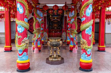 Singajara, Bali, Endonezya 'daki Tri Ibadat Dharma Çin tapınağına giriş. Süslü kırmızı ve altın sütunlu altın ejderhalar..