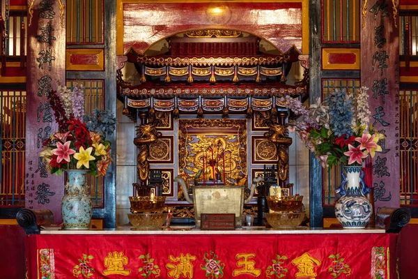 Çin tapınağı Tri Ibadat Dharma Singajara, Bali, Endonezya. Süslü ahşap ve altın süslemeler.