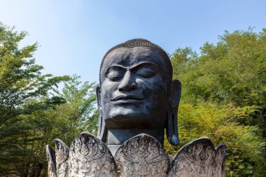 Ayutthaya, Tayland 'daki Wat Thammikrat' ta Buda heykelinin dev metal başı. Yerel efsaneye göre heykelin geri kalanı Burma 'lı işgalcilere karşı savunmak için silah olarak eritildi.).