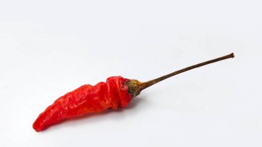 Beyaz Arkaplanda Tek Kurutulmuş Kırmızı Biber