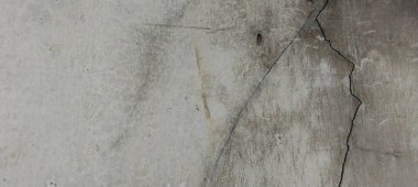Yıpranmış beton duvarlar yüzeylerinde doğal çatlaklar ve kusurlar gösteriyor..