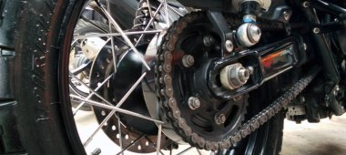 Motosiklet arka zinciri ve sıçrama mekanizması.