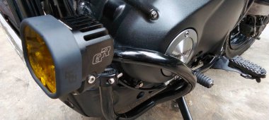 Triumph motosiklet motoru GR 'ın güvenlik çubuğuna yerleştirilmiş ekstra sarı sis ışıklarını gösteriyor..