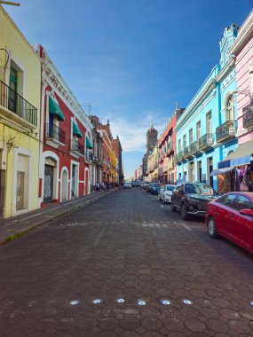 Cazibeli bir kaldırım taşı caddesi Meksika 'nın Puebla kentinin kalbine kadar uzanır. Sarının, kırmızının, turkuazın ve pembenin tonlarında koloni binaları tarafından çerçevelenir. Demir balkonlar ve dekoratif cepheler zengin bir mimari mirası yansıtıyor.
