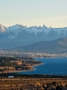 Cerro Leones 'den, Nahuel Huapi Gölü ve Arjantin' in göl kenti San Carlos de Bariloche 'nin derin mavi sularına bakan geniş bir panoramik manzara doğar. Kıyı şeridi ormanlarda ve kentsel mahallelerde yavaşça kıvrılır.