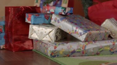 Yeni yıl hediye yılbaşı ağacının altında