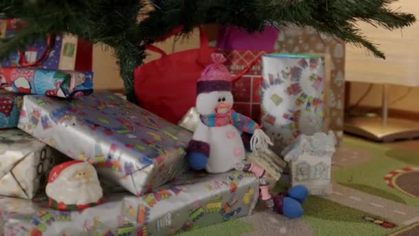 Muñeco de nieve bajo el árbol de año nuevo primer plano — Vídeos de Stock