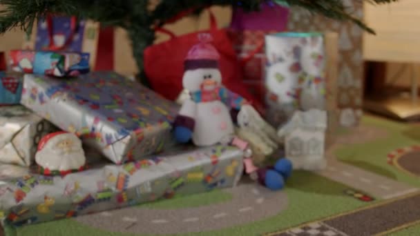Juguetes de Navidad y Año Nuevo en el árbol de Navidad — Vídeos de Stock