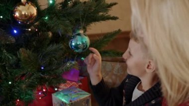 Noel ağacı topla oynamayı oğlum