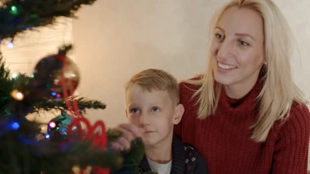 Hijo jugando con el juguete del árbol de Navidad — Vídeo de stock