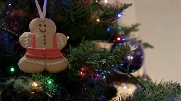 Пряничный человечек на елке с рождественским балом — стоковое видео