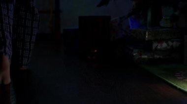 Çocuk Noel çorap için gece yarısı gizlice