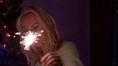 Mutlu anne ve oğlu Bengale yangın parıldıyor seyir.