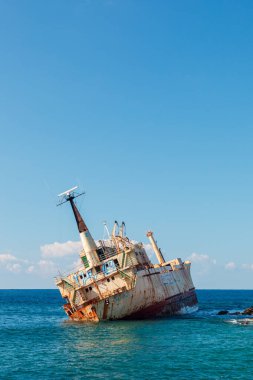 Edro III gemi enkazı Pegeia, Kıbrıs Rum Kesimi 'ni terk etti. Durgun bir denize eğildi. Paslı gövdesi berrak mavi su ve gökyüzü ile çelişiyordu. Seyahat, macera ve fotoğraf teması için mükemmel bir deniz manzarası..