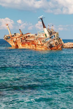 Edro III 'ün çürüyen gemi enkazı Pegeia, Kıbrıs Rum Kesimi' nde kayalık bir dalgakıranın yakınındaki sakin turkuaz sularda eğiliyor ve macera ve deniz tarihini anımsatıyor. Pas ve yıpranmış metal kontrastı canlı deniz ve gökyüzü dramatik bir sahne için.