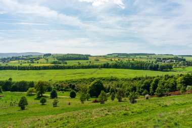 Askham. Yeşil tarlaların, yuvarlanan tepelerin ve parlak mavi gökyüzünün altındaki dağınık ağaçların yer aldığı geniş kırsal alan. Huzurlu, açık bir atmosfer doğa, seyahat ve açık hava yaşam tarzları için mükemmel..