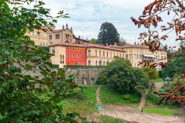 Pastel cephesi, yemyeşil ve bahçeli taş bir kale duvarının üzerine kurulmuş tarihi bir İtalyan kasabası olan Bergamo 'ya uzanır. Huzurlu, manzaralı bir şehir manzarası Avrupa cazibesini ve zamansız mimariyi gözler önüne seriyor..