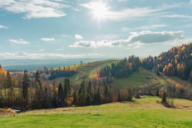 Nazik Gorce dağlarının tepesindeki altın güneş, hareketli vadilerin, renkli sonbahar ağaçlarının ve açık çayırların sakin, keşifleri ve doğanın mevsimsel güzelliğinin takdir edildiği sakin kırsal bir manzarayı gözler önüne seriyor..