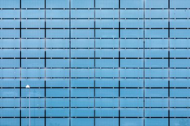 Panellerden ve ince yansımalardan oluşan bir ızgaraya sahip modern mavi cam bina cephesi, şık şehir mimarisi ve stok tasarımı ve mimari portföyler için çağdaş tasarım.