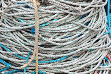 Yoğun bir halat yığını ve bej, mavi ve deniz mavisi aksanlı ipler. Denizcilik, endüstriyel ya da yaşam tarzı kavramları için uygun desenli deniz sahnesi..