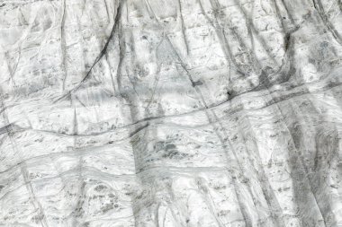 Gri damarlı beyaz mermer bir yüzeye yakın çekim, doğal doku ve desenler sergiliyor. Özgeçmiş, tasarım projeleri, mimari görseller ve minimalist dekor için ideal.