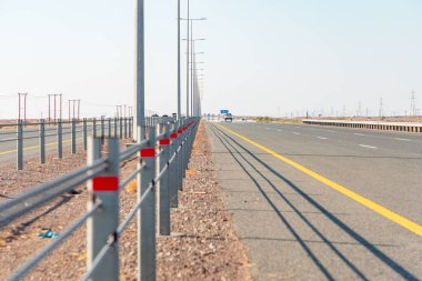 Kuzey Umman 'da, Muscat' tan Sur 'a giden 23. Otoyol. Düşük açılı görünüm