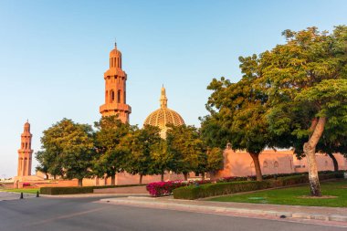 Sultan Qaboos Büyük Camii, Muscat, Umman, altın saat, geniş açı