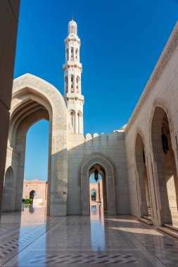 Güneşli bir günde Muscat Umman 'daki Sultan Qaboos Büyük Camii minaresi.