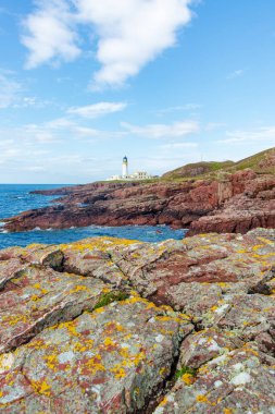 Rua Reidh Feneri, Wester Ross, İskoçya 'daki Gairloch yakınlarında, Ewe Gölü' nün girişinde duruyor..