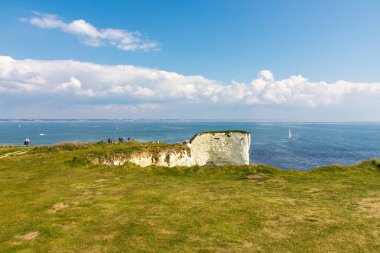 Dorset 'teki Studland yakınlarında yaşlı Harry Rocks. İngiliz turist eğlencesi. Güneşli bir günde beyaz kayalıklar