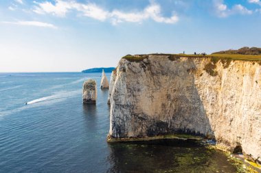 Dorset 'teki Studland yakınlarında yaşlı Harry Rocks. İngiliz turist eğlencesi. Güneşli bir günde beyaz kayalıklar