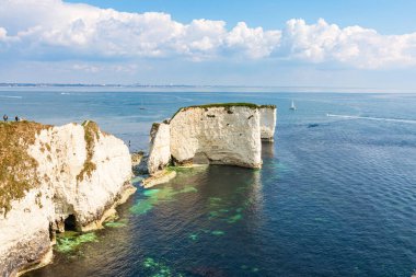 Dorset 'teki Studland yakınlarında yaşlı Harry Rocks. İngiliz turist eğlencesi. Güneşli bir günde beyaz kayalıklar