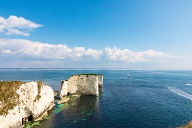 Dorset 'teki Studland yakınlarında yaşlı Harry Rocks. İngiliz turist eğlencesi. Güneşli bir günde beyaz kayalıklar