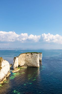 Dorset 'teki Studland yakınlarında yaşlı Harry Rocks. İngiliz turist eğlencesi. Güneşli bir günde beyaz kayalıklar