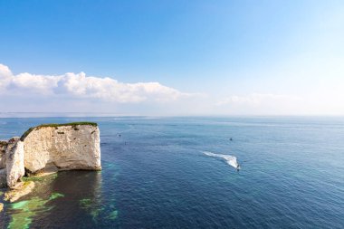 Dorset 'teki Studland yakınlarında yaşlı Harry Rocks. İngiliz turist eğlencesi. Güneşli bir günde beyaz kayalıklar