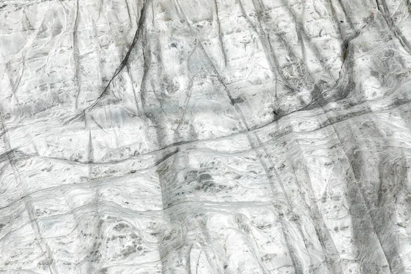 Gri damarlı beyaz mermer bir yüzeye yakın çekim, doğal doku ve desenler sergiliyor. Özgeçmiş, tasarım projeleri, mimari görseller ve minimalist dekor için ideal.