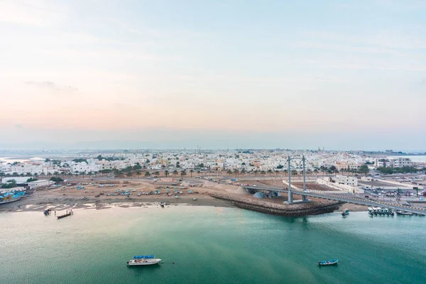 Altın saat içinde Sur şehrinin batı yakasında panoramik manzara. Al Ayjah Köprüsü, Sur ili, Sur, Umman