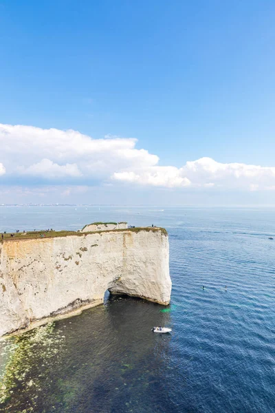 Dorset 'teki Studland yakınlarında yaşlı Harry Rocks. İngiliz turist eğlencesi. Güneşli bir günde beyaz kayalıklar