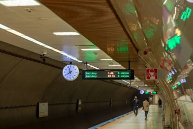 Pendik Metro Metro Metro Metro İstasyonu, yaklaşan treni bekleyen Gezginler, İstanbul, İstanbul, 14.04.2022
