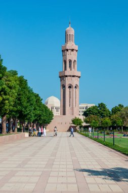 Güneşli bir günde Muscat Umman 'daki Sultan Qaboos Büyük Camii minaresi.