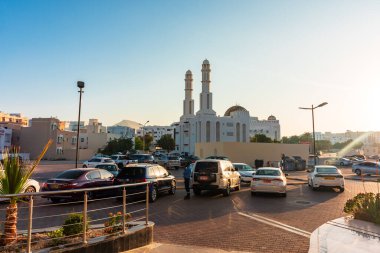 Al Khuwayr South, Muscat, Umman - 26 Aralık 2023: Jama 'a al-Imam Nur al-Din al-Sa' alimi cami manzarası