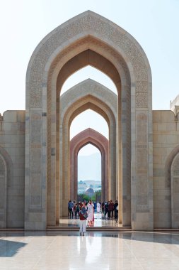 Muscat, Umman - 26 Aralık 2023: Muscat 'taki Sultan Kaboos Büyük Camii' ni ziyaret eden turistler.