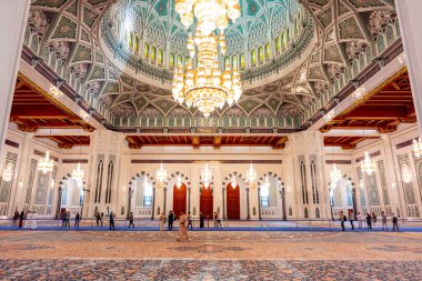 Muscat, Umman - 31 Aralık 2023: Muscat iç tasarımında Sultan Qaboos Büyük Camii.